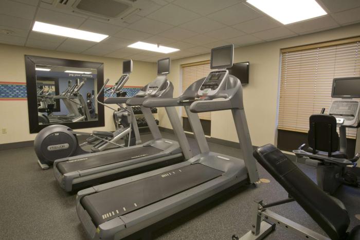 hampton inn and suites wiggins