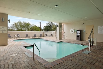 Holiday Inn Express And Suites George West By Ihg,George West>>Beeville,3 star