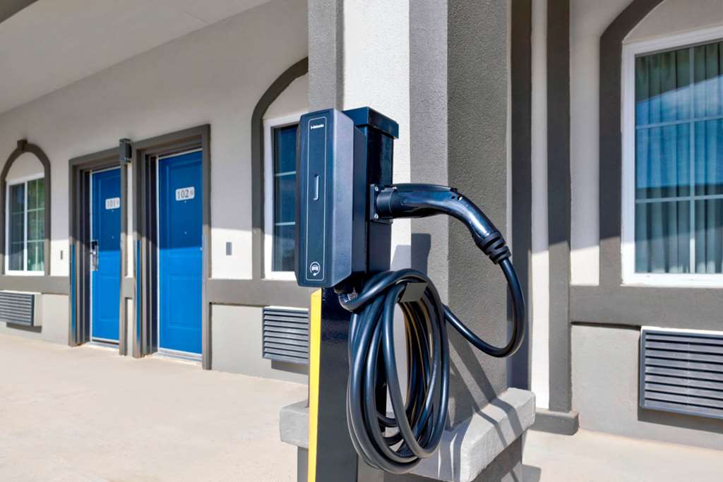 studio 6 pleasanton tx