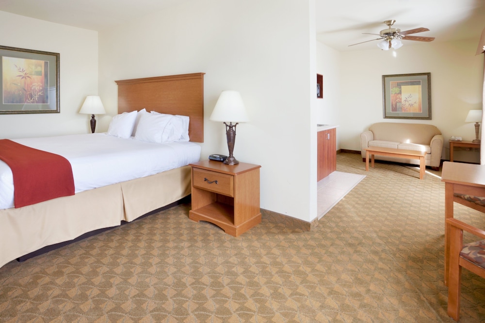 holiday inn express and suites zapata by ihg