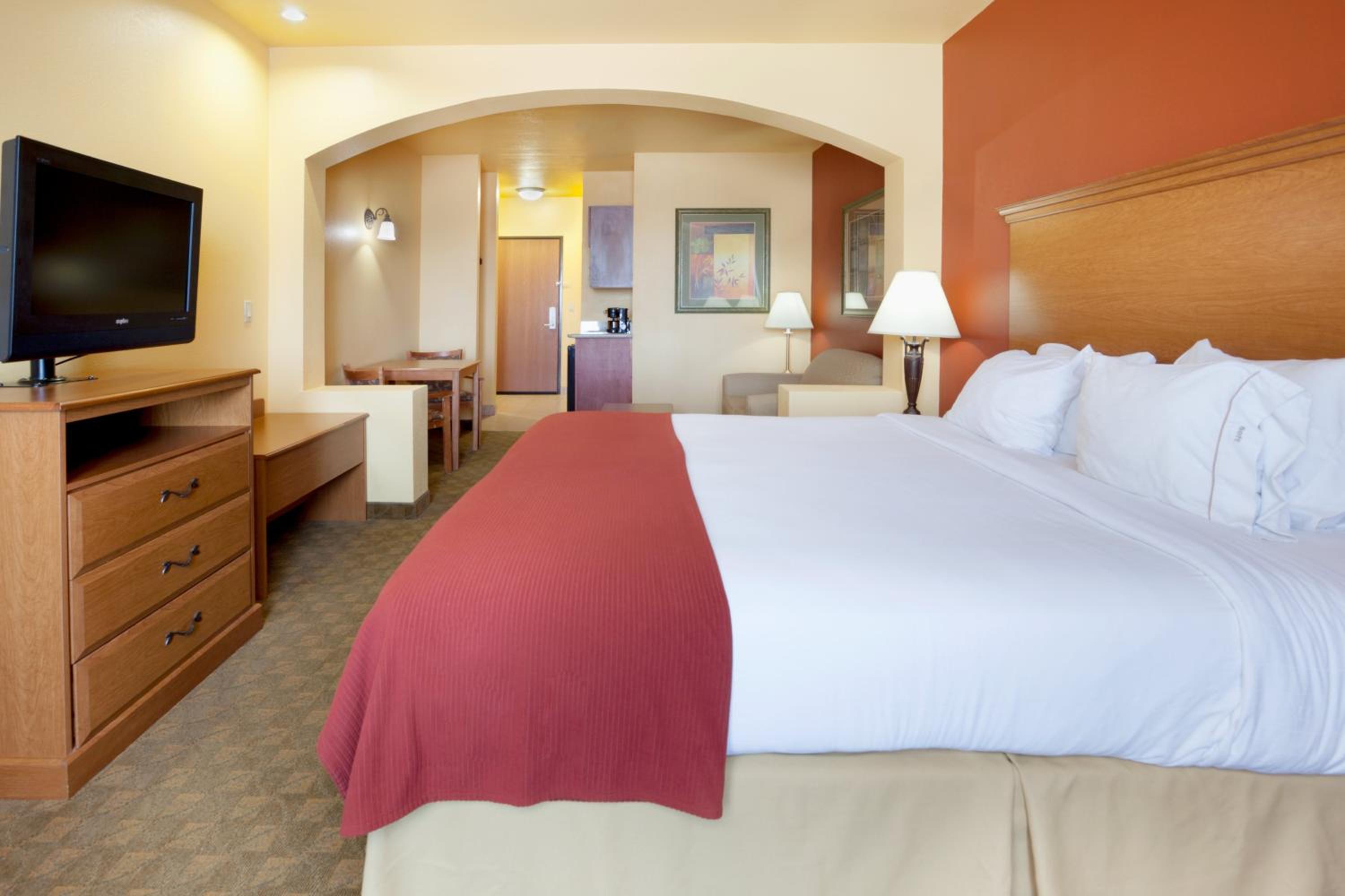 holiday inn express and suites zapata by ihg