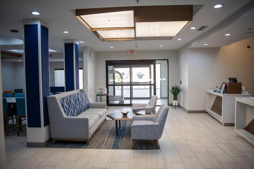 holiday inn express and suites center by ihg