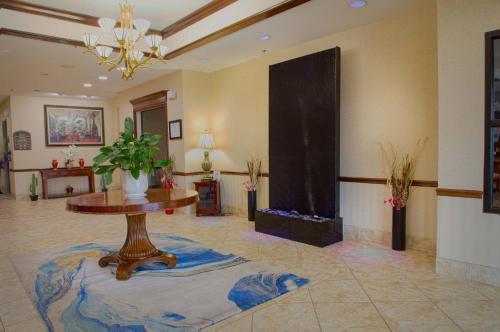 Holiday Inn Express & Suites Center By Ihg,Shelby>>Center,3 star