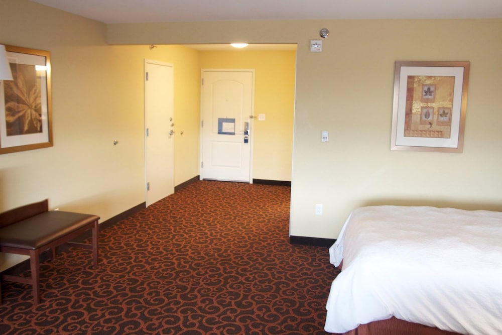 hampton inn and suites watertown