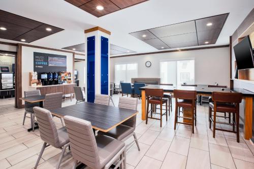 holiday inn express and suites buffalo by ihg