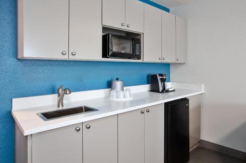 holiday inn express and suites buffalo by ihg