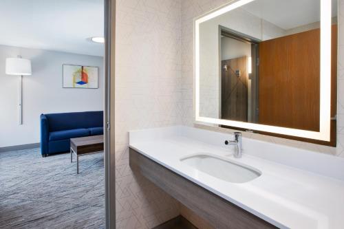 holiday inn express and suites buffalo by ihg