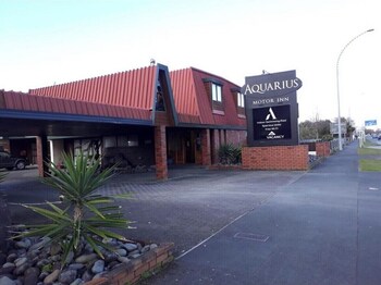 aquarious motor inn