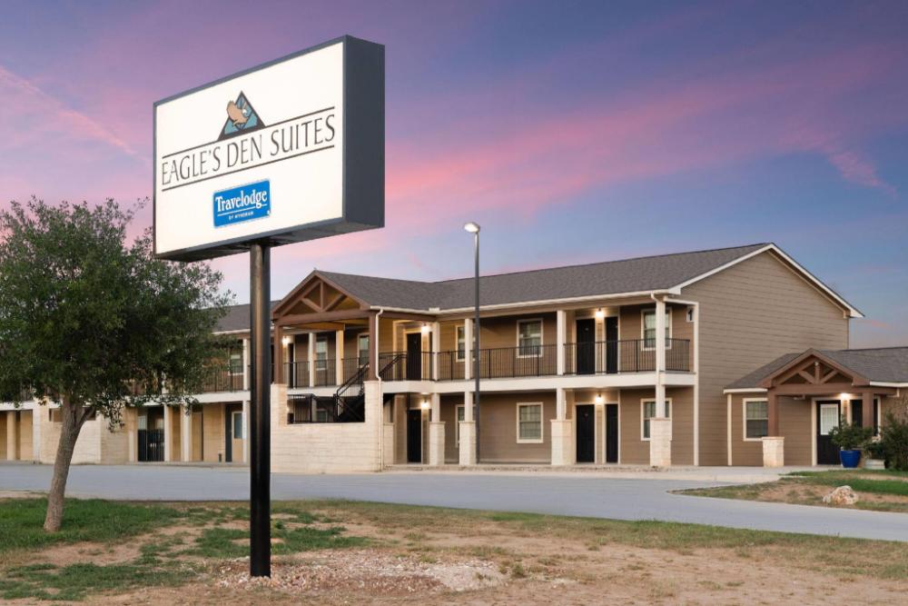 eagles den suites carrizo springs a travelodge by wyndham