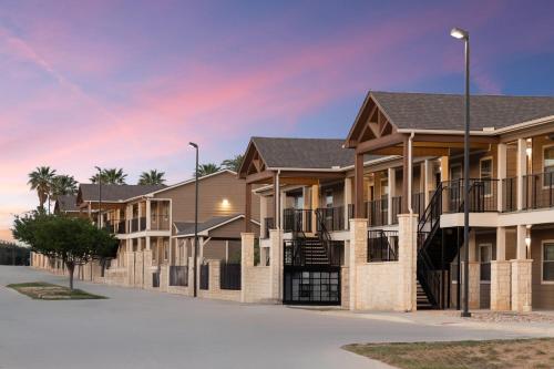 eagles den suites carrizo springs a travelodge by wyndham
