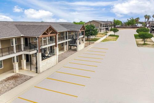 eagles den suites carrizo springs a travelodge by wyndham