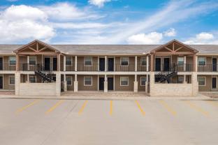 eagles den suites carrizo springs a travelodge by wyndham