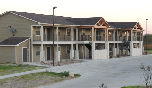 eagles den suites carrizo springs a travelodge by wyndham