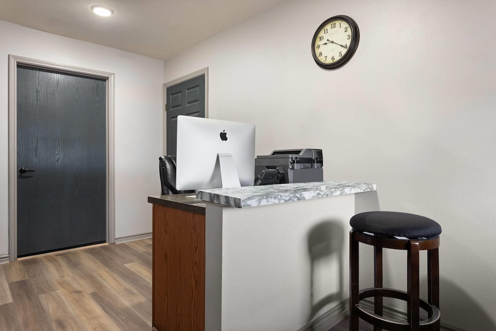 eagles den suites carrizo springs a travelodge by wyndham