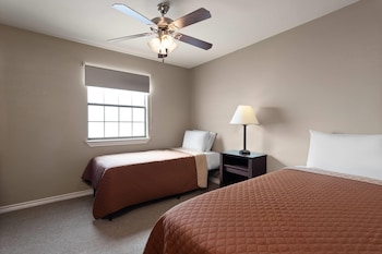eagles den suites carrizo springs a travelodge by wyndham