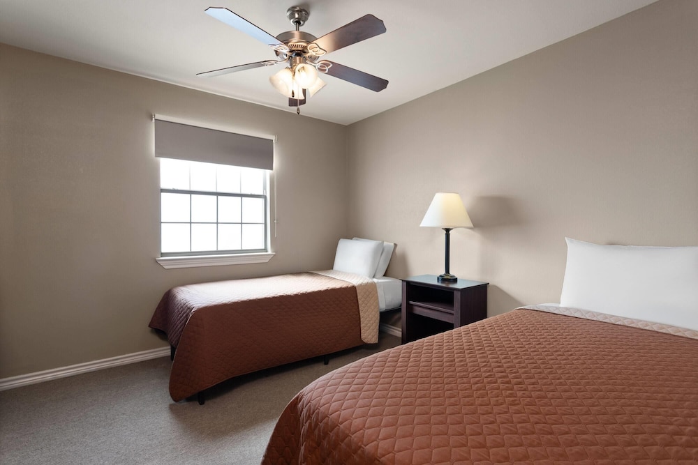 eagles den suites carrizo springs a travelodge by wyndham