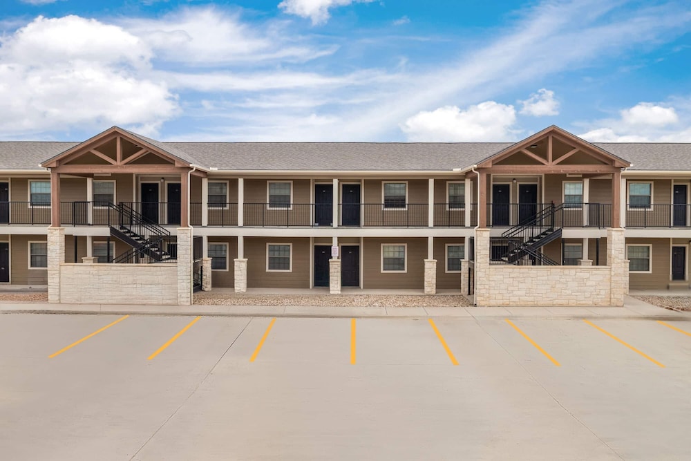 eagles den suites carrizo springs a travelodge by wyndham