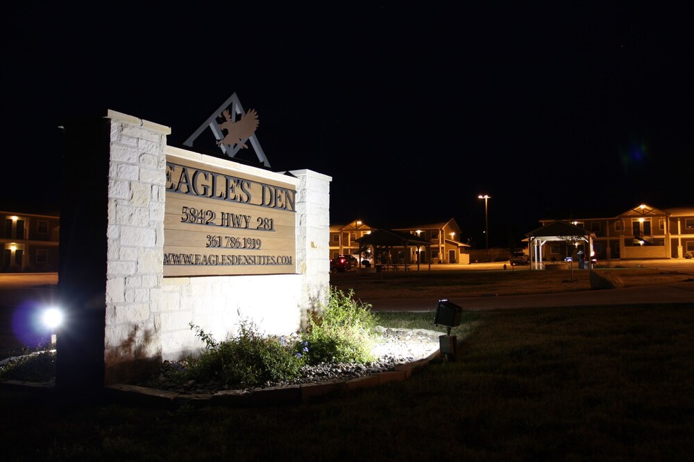 eagles den suites carrizo springs a travelodge by wyndham