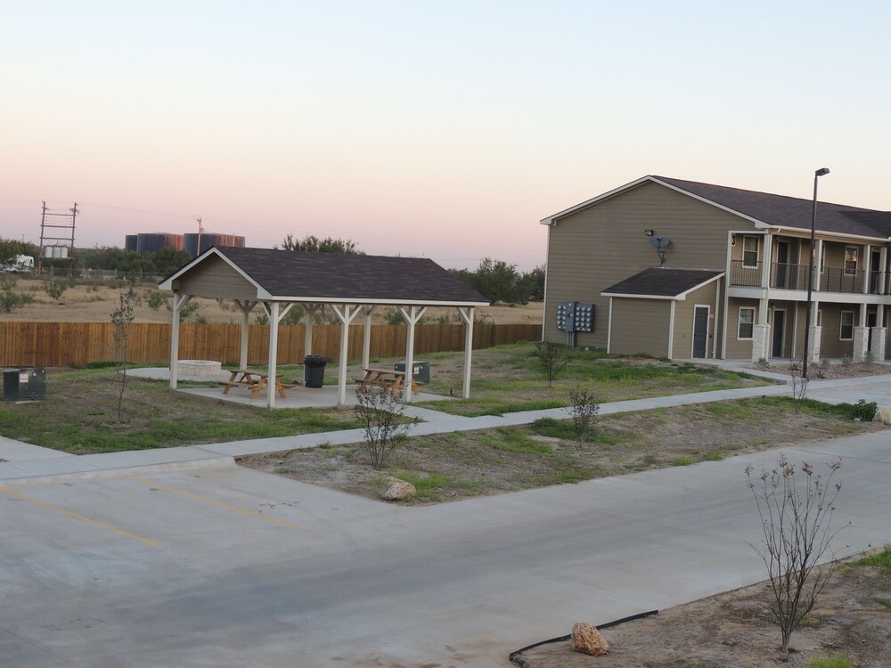 eagles den suites carrizo springs a travelodge by wyndham