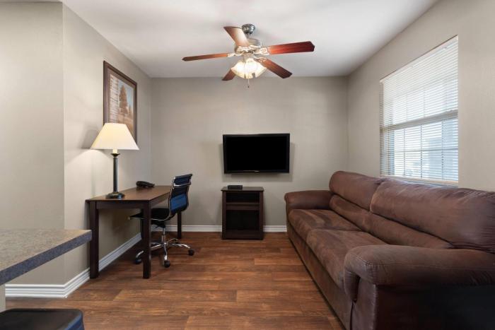eagles den suites carrizo springs a travelodge by wyndham