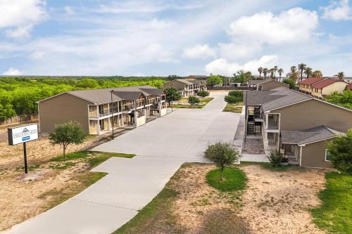 eagles den suites carrizo springs a travelodge by wyndham