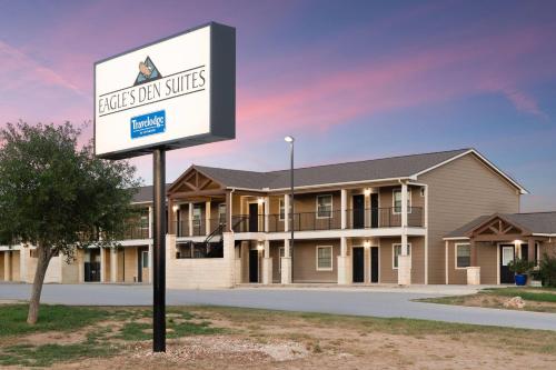 eagles den suites carrizo springs a travelodge by wyndham
