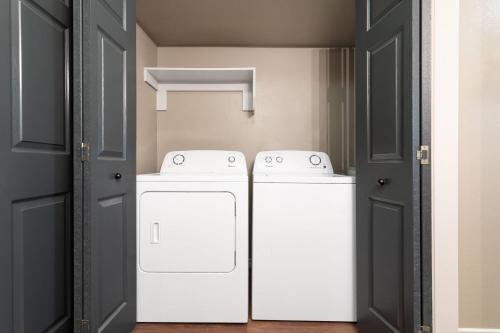 eagles den suites carrizo springs a travelodge by wyndham