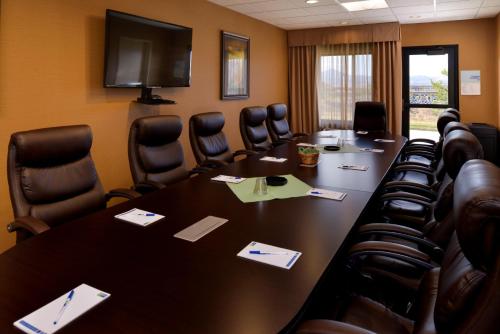 holiday inn express and suites pocatello by ihg