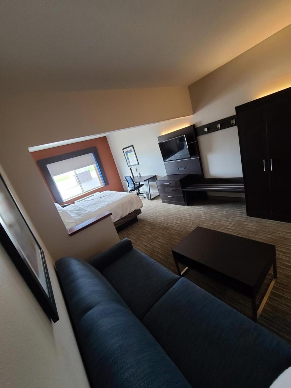 holiday inn express and suites sheldon by ihg