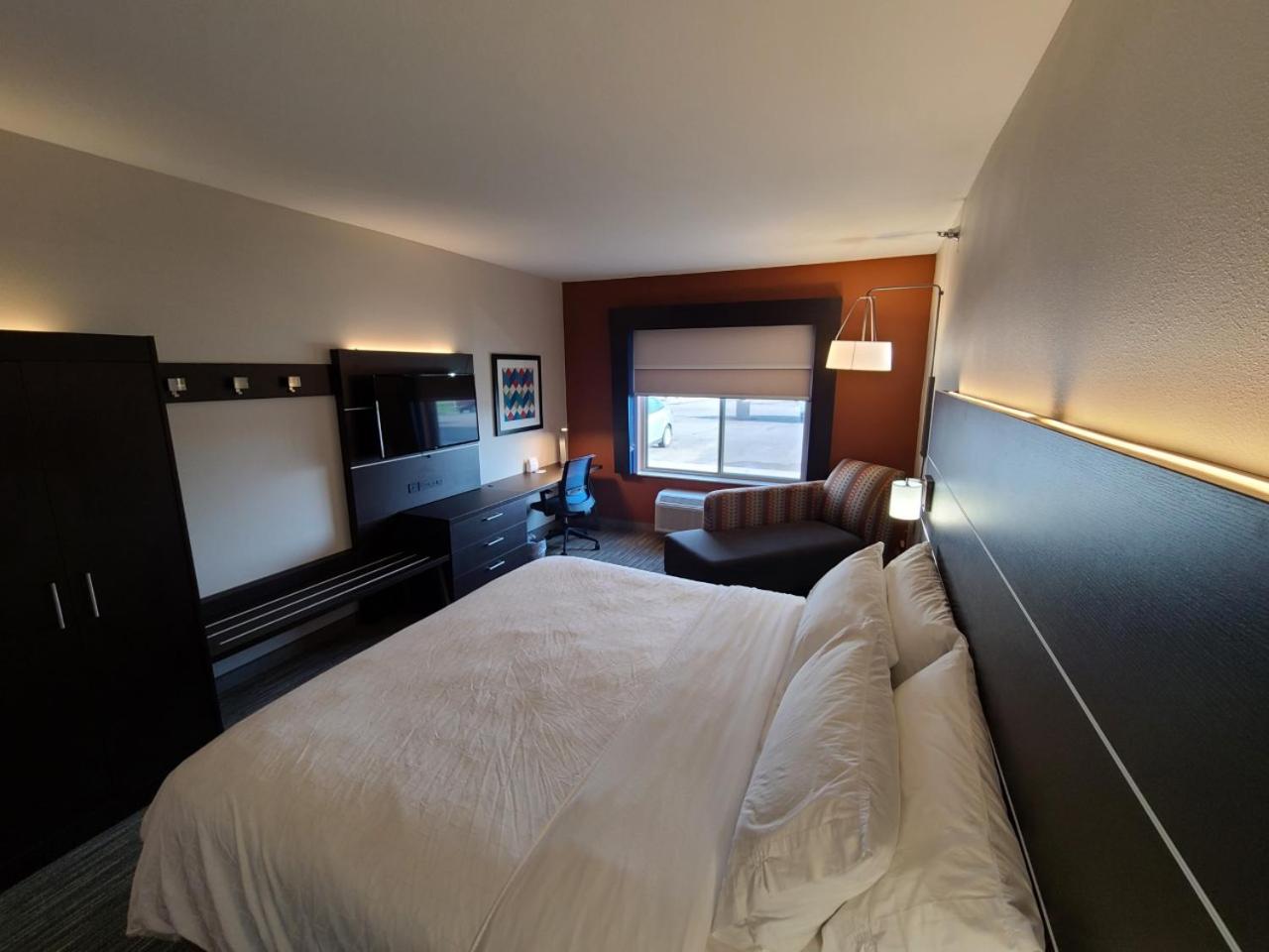 holiday inn express and suites sheldon by ihg