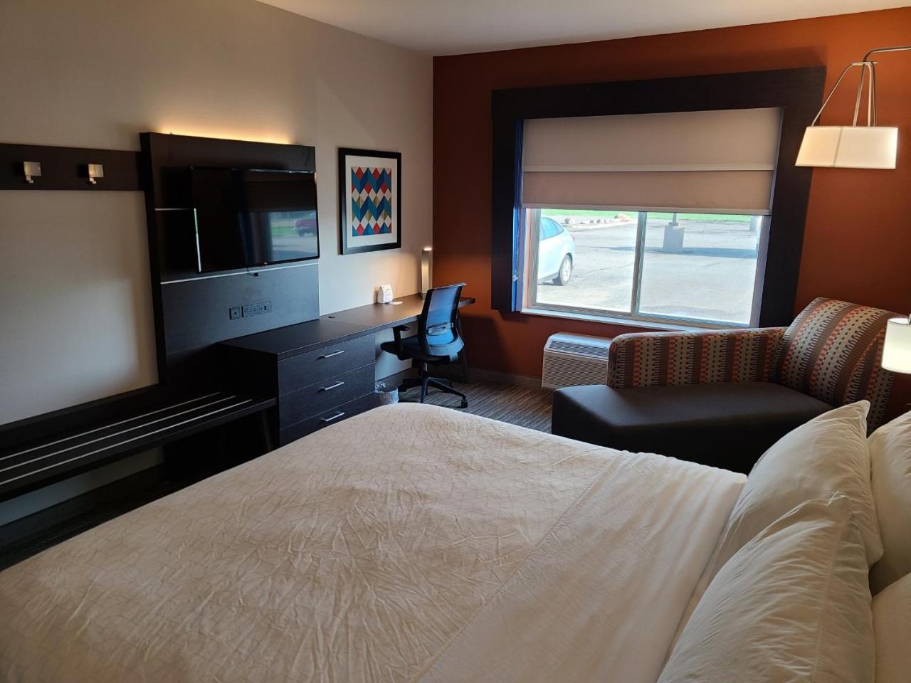 holiday inn express and suites sheldon by ihg