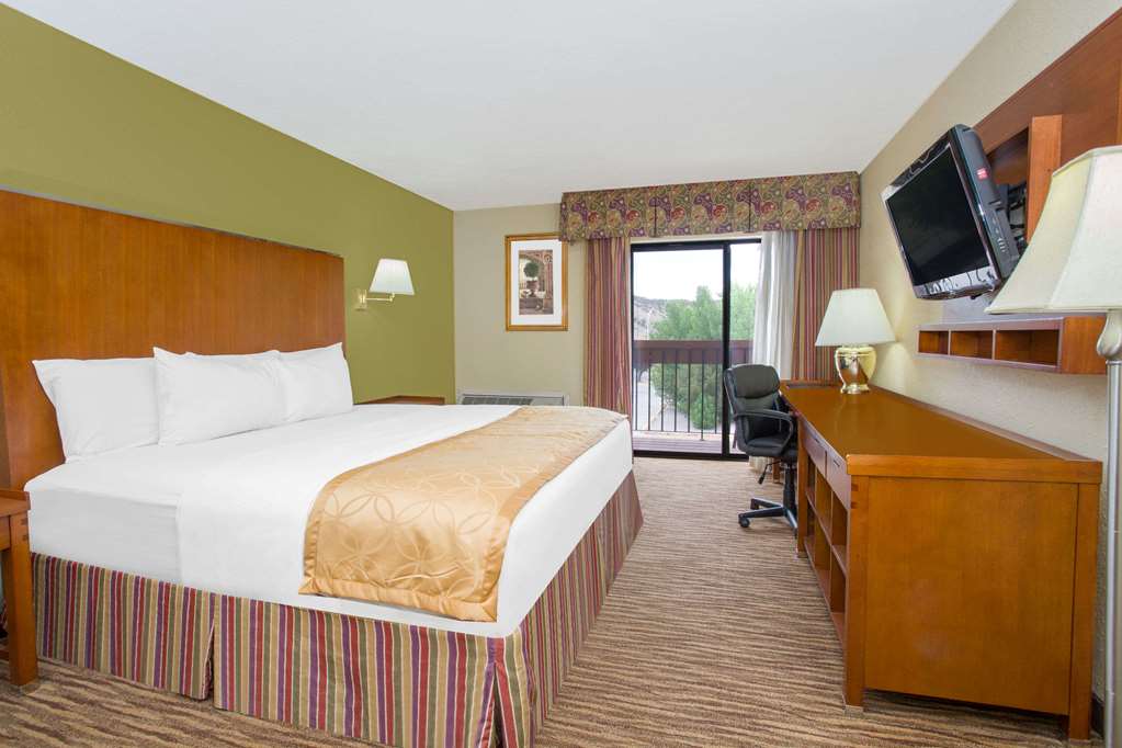 days inn and suites by wyndham red rock gallup
