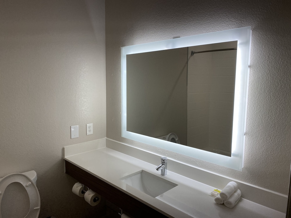 holiday inn express and suites galveston west seawall