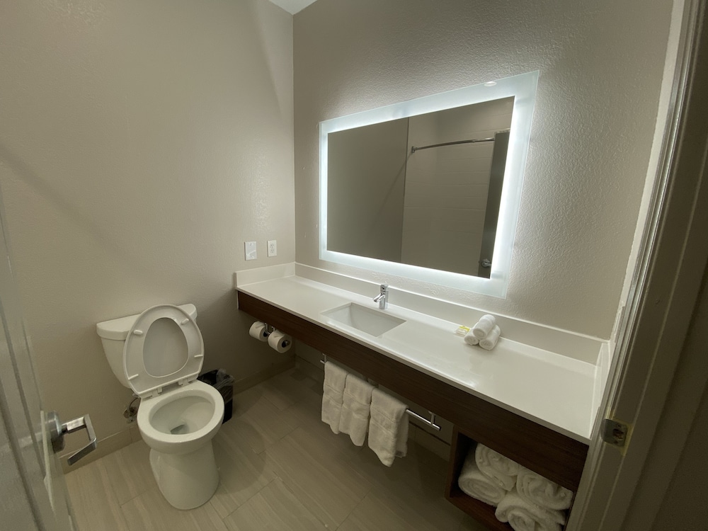 holiday inn express and suites galveston west seawall