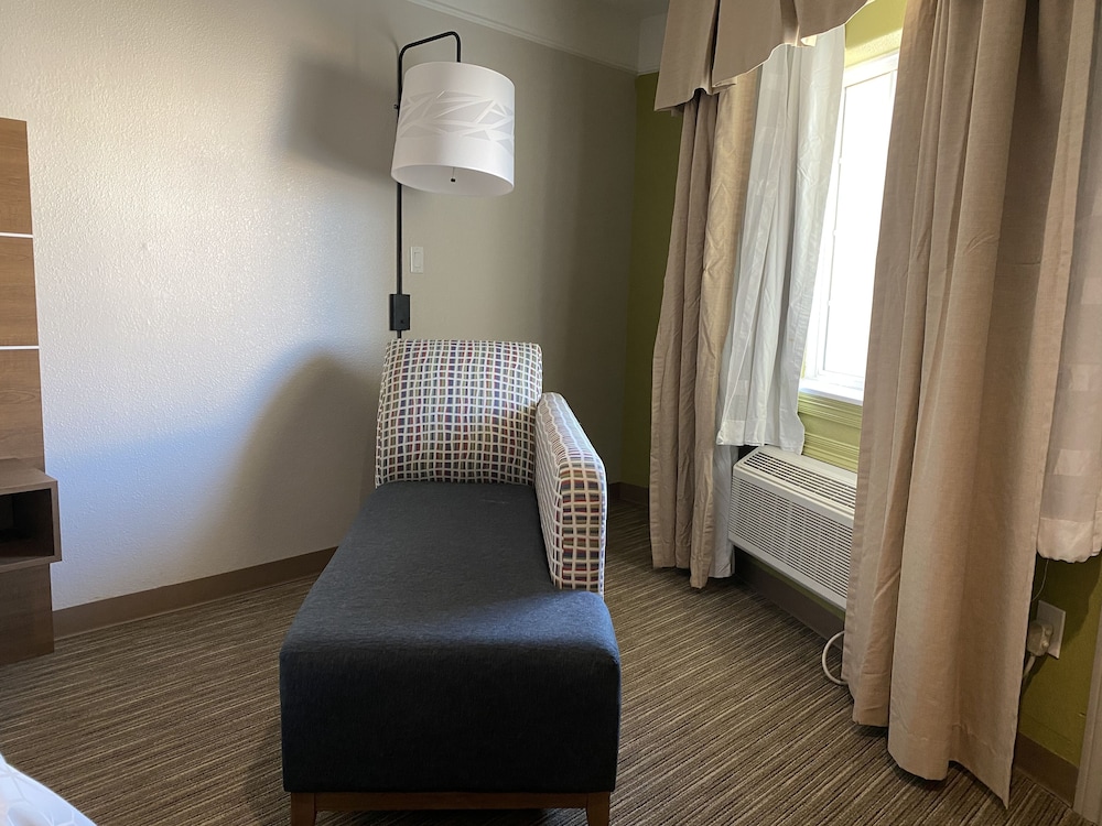 holiday inn express and suites galveston west seawall