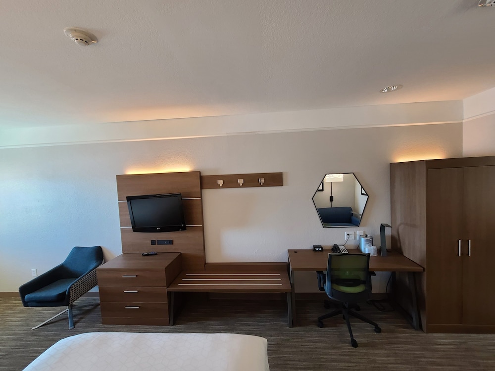 holiday inn express and suites galveston west seawall