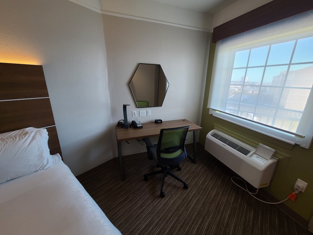 holiday inn express and suites galveston west seawall