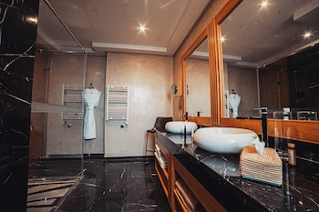 shemsmoon suites and spa