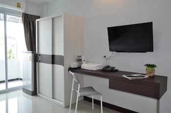 c room at airport by choktawee