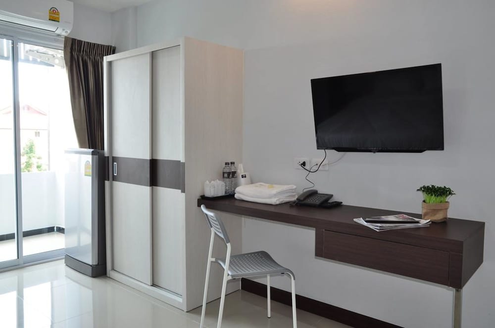 c room at airport by choktawee