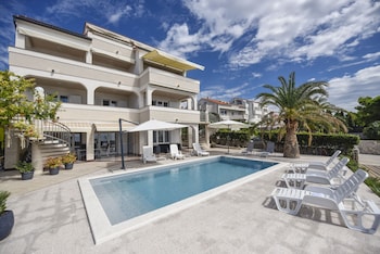 pool apartments tolo