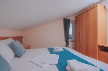 pool apartments tolo