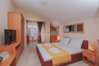 pool apartments tolo