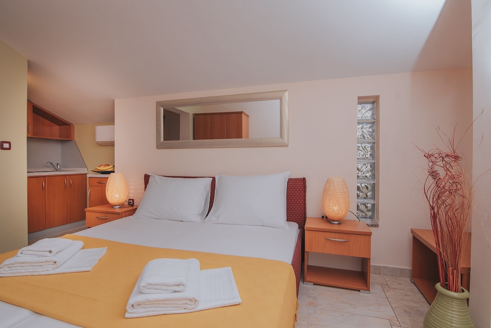 pool apartments tolo