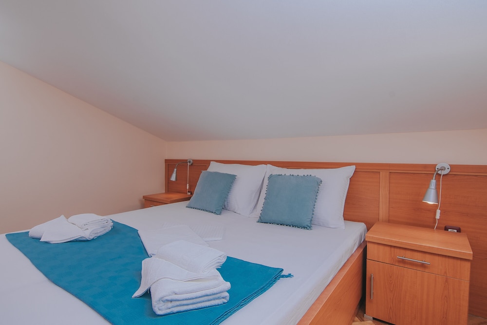 pool apartments tolo