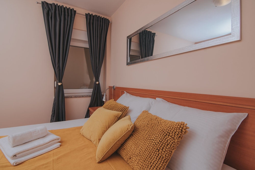 pool apartments tolo