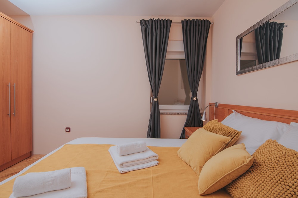 pool apartments tolo