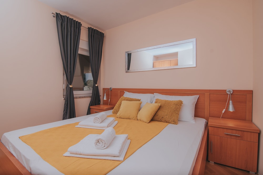 pool apartments tolo