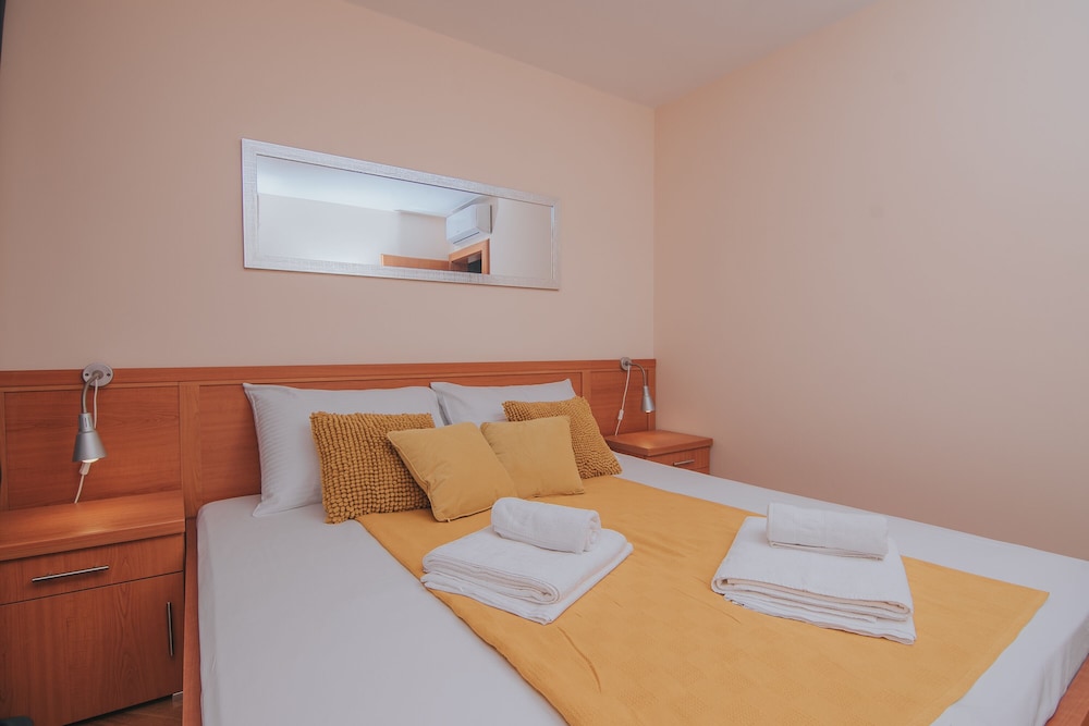 pool apartments tolo