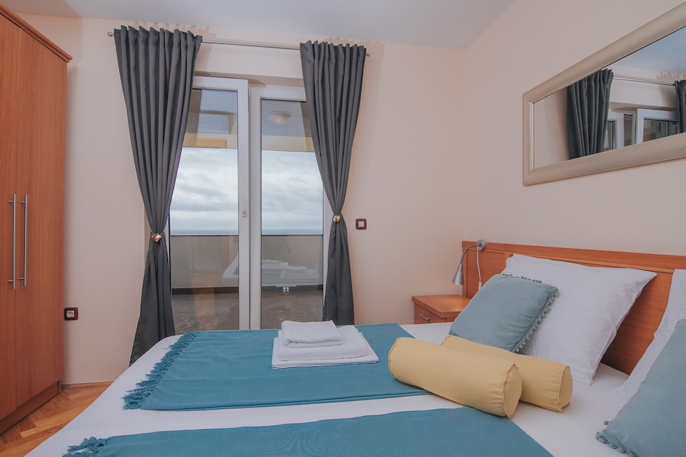 pool apartments tolo